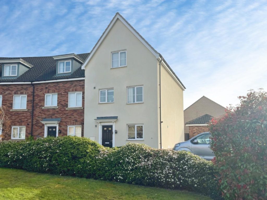 Teasel Close, Red Lodge