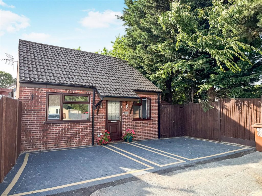 Laburnum Close, Red Lodge